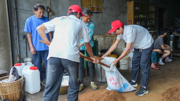實踐團成員體驗榨油工序。重慶電子科技職業(yè)大學供圖
