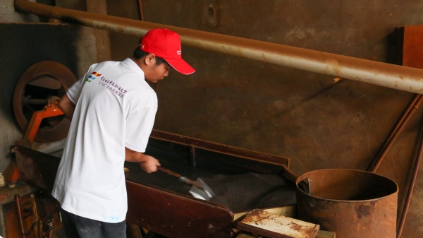 實踐團成員體驗榨油工序。重慶電子科技職業(yè)大學供圖