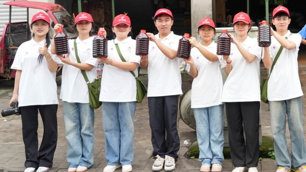 實踐團成員展示榨油成果。重慶電子科技職業(yè)大學供圖