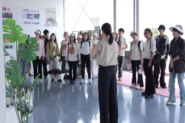 實(shí)踐團(tuán)隊(duì)參觀企業(yè)。四川美術(shù)學(xué)院供圖