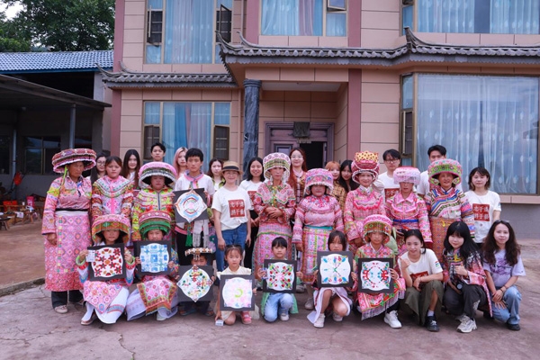 實(shí)踐團(tuán)隊(duì)與參與美育兒童合影。四川美術(shù)學(xué)院供圖