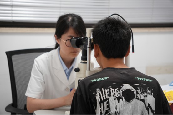 史月麗為患者檢查眼部情況。重慶普瑞眼科醫(yī)院供圖