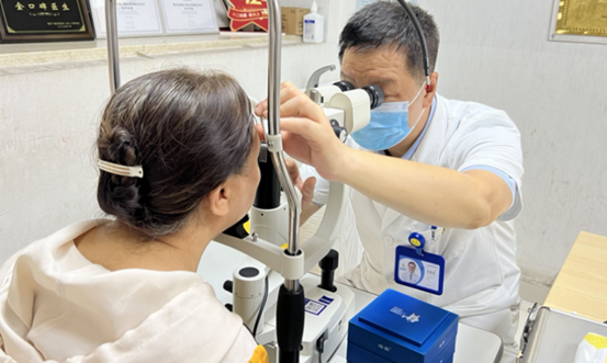 張朝軍為患者檢查眼部情況。重慶普瑞眼科醫(yī)院供圖