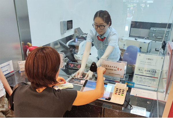 為外籍來(lái)華人員兌換人民幣。浦發(fā)銀行重慶分行供圖