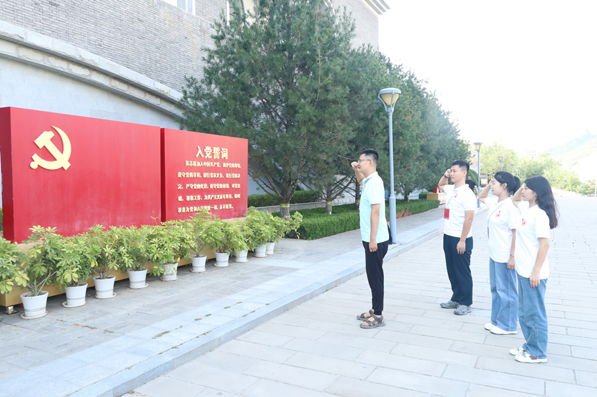 實(shí)踐團(tuán)在中共中央西北局舊址重溫入黨誓詞。重慶理工大學(xué)供圖