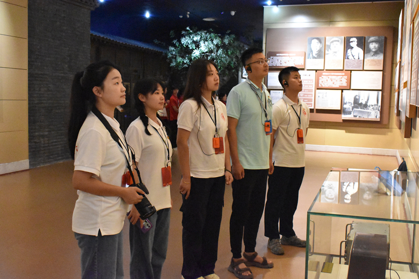 實踐團在中共中央西北局紀念館參觀學習。重慶理工大學供圖