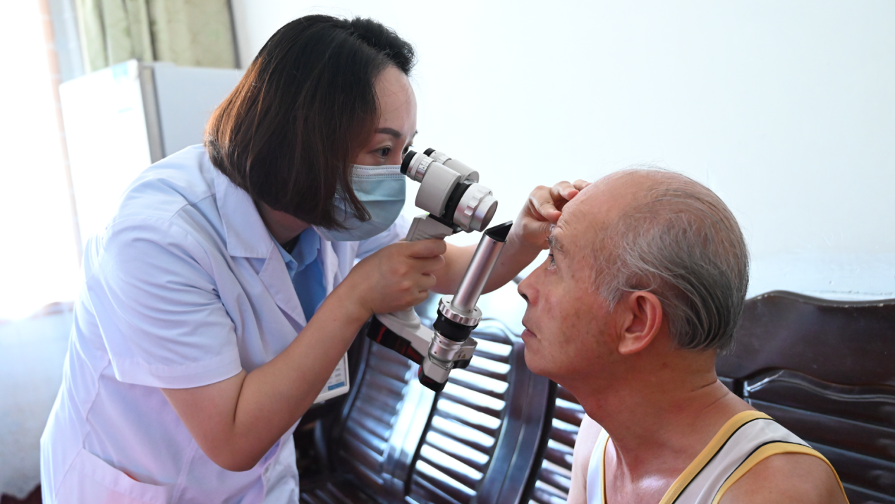 吳琳莉為患者檢查眼睛情況。重慶南坪愛爾眼科醫(yī)院供圖