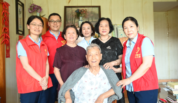 慰問現(xiàn)場。重慶南坪愛爾眼科醫(yī)院供圖