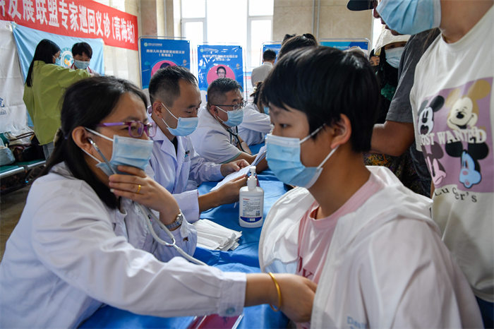 專家團(tuán)隊在青海義診。重醫(yī)附屬兒童醫(yī)院供圖