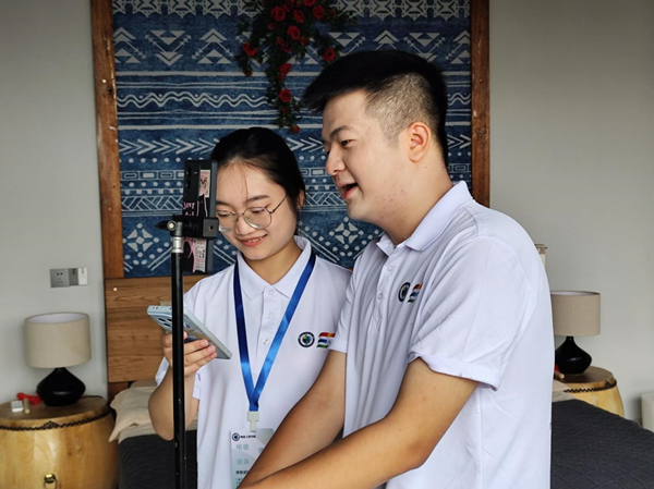 直播宣傳現(xiàn)場(chǎng)。重慶財(cái)經(jīng)學(xué)院供圖