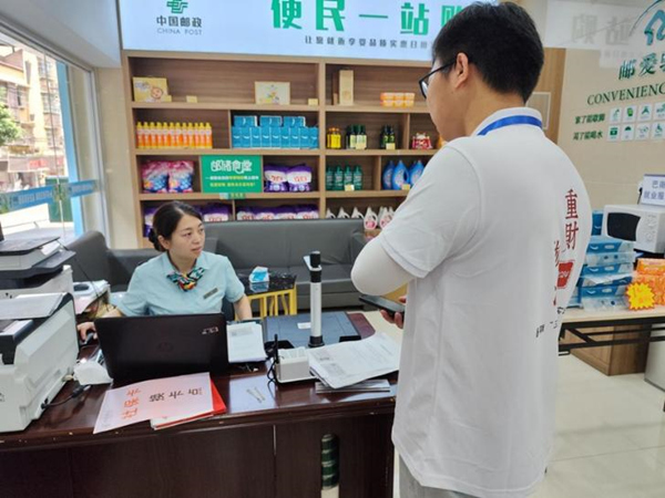 實(shí)踐團(tuán)成員實(shí)地走訪。重慶財(cái)經(jīng)學(xué)院供圖