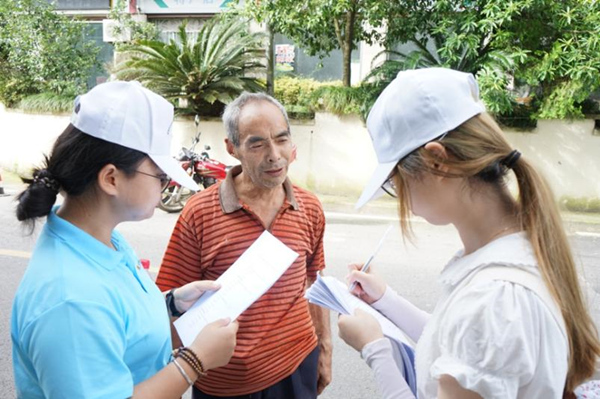 實踐團成員了解老年人需求。重慶財經(jīng)學院供圖