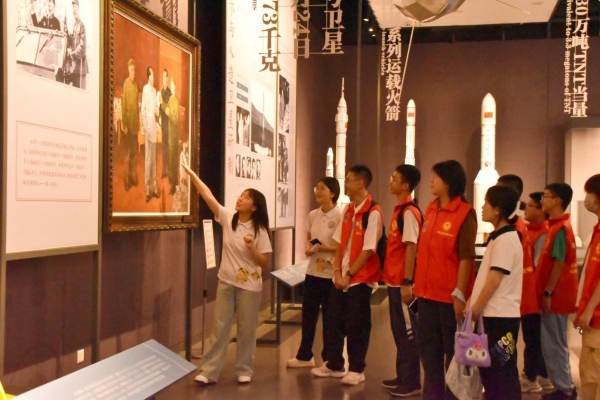 “引導(dǎo)師”帶領(lǐng)青少年參觀聶榮臻元帥陳列館。重慶對(duì)外經(jīng)貿(mào)學(xué)院供圖