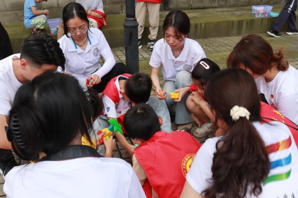 “樂高呈現(xiàn)感悟”互動(dòng)環(huán)節(jié)。重慶對(duì)外經(jīng)貿(mào)學(xué)院供圖