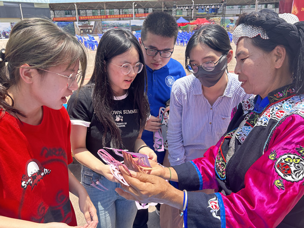 學(xué)生采訪彝族繡娘。許晴攝