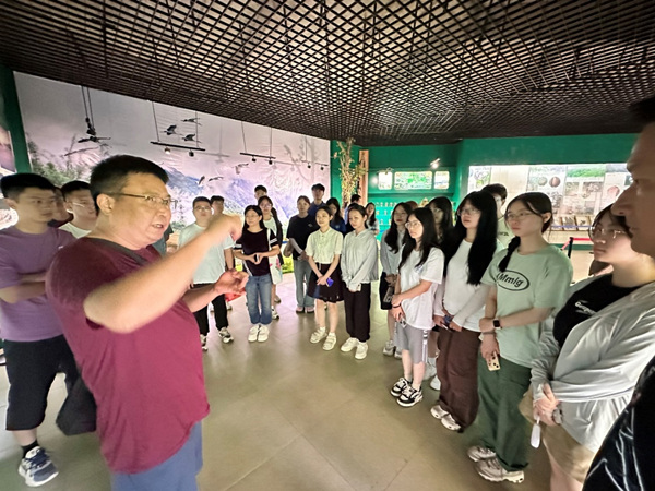 重慶大學(xué)新聞學(xué)院黨委書記凌曉明在黃連山宣教中心開展思政教育。重慶大學(xué)供圖