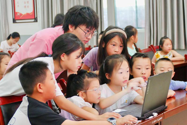 教授孩子們編程語言。重慶工程學(xué)院供圖