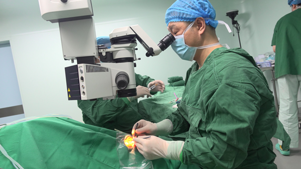 張朝軍為患者手術(shù)現(xiàn)場(chǎng)。重慶普瑞眼科醫(yī)院供圖