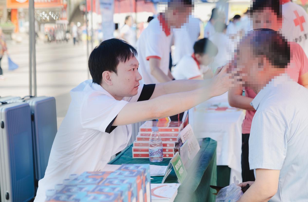 程淵為患者面診。重慶當(dāng)代整形外科醫(yī)院供圖