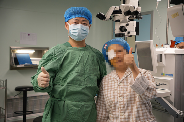 術后合影。重慶普瑞眼科醫(yī)院供圖