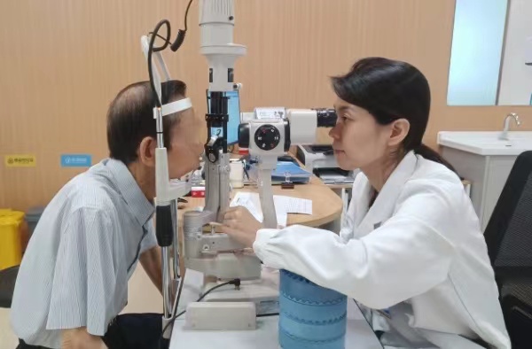 霍妍為患者檢查。華夏渝州眼科醫(yī)院供圖