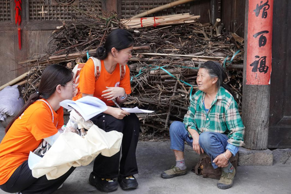 實(shí)踐團(tuán)在何家?guī)r村開展入戶訪談?wù){(diào)研。西南政法大學(xué)供圖
