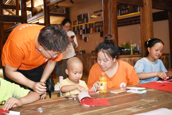 實(shí)踐團(tuán)成員指導(dǎo)當(dāng)?shù)貎和艏垺Ｎ髂险ù髮W(xué)供圖