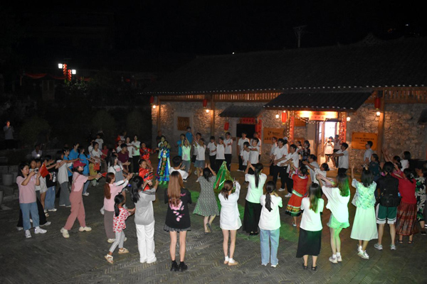 實(shí)踐團(tuán)與當(dāng)?shù)卮迕颀R跳土家族擺手舞。西南政法大學(xué)供圖