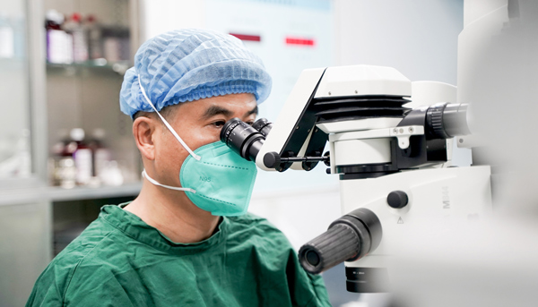 安曉巨為患者手術(shù)。重慶華廈眼科醫(yī)院供圖