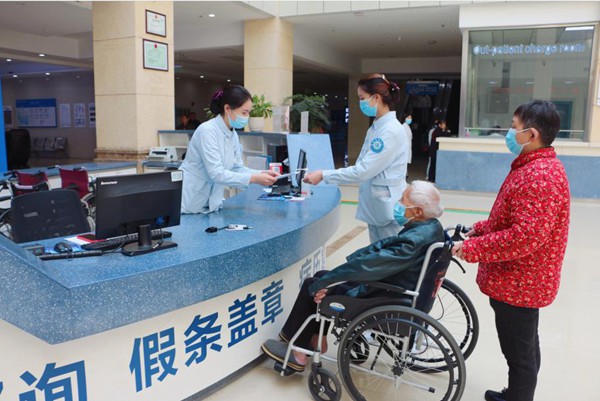 老人就醫(yī)。重慶合川宏仁醫(yī)院供圖