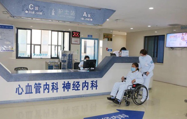 護士陪診。重慶合川宏仁醫(yī)院供圖