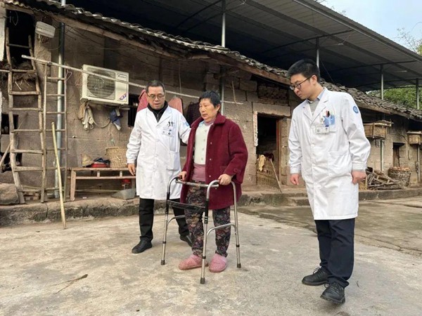 專家隨訪。重慶合川宏仁醫(yī)院供圖