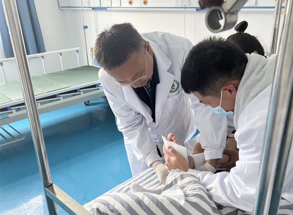 程功查房中。九龍坡區(qū)第二人民醫(yī)院供圖