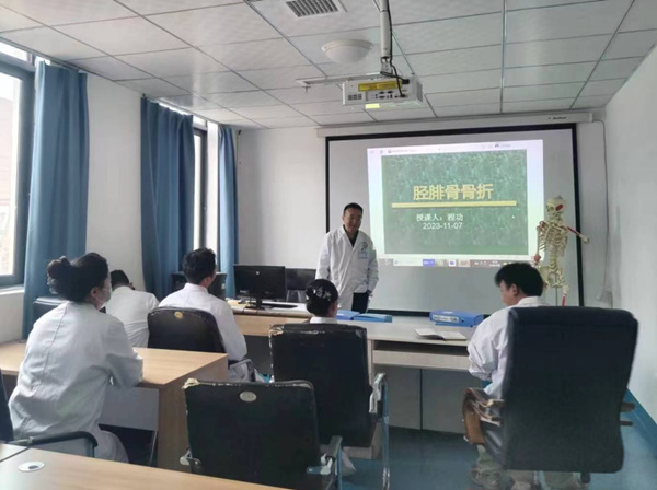 程功進(jìn)行理論授課。九龍坡區(qū)第二人民醫(yī)院供圖