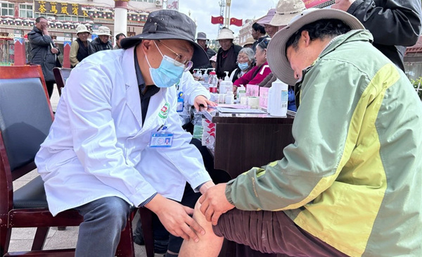 程功參加義診活動(dòng)。九龍坡區(qū)第二人民醫(yī)院供圖