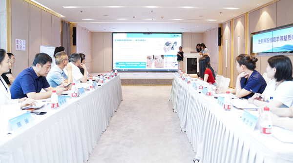 華夏生物代表對臨床試驗項目進行講解。重慶華美整形外科醫(yī)院供圖