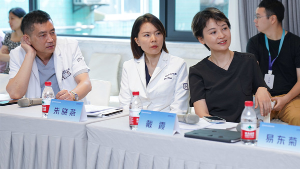 重慶華美臨床試驗項目團隊聆聽項目講解。重慶華美整形外科醫(yī)院供圖