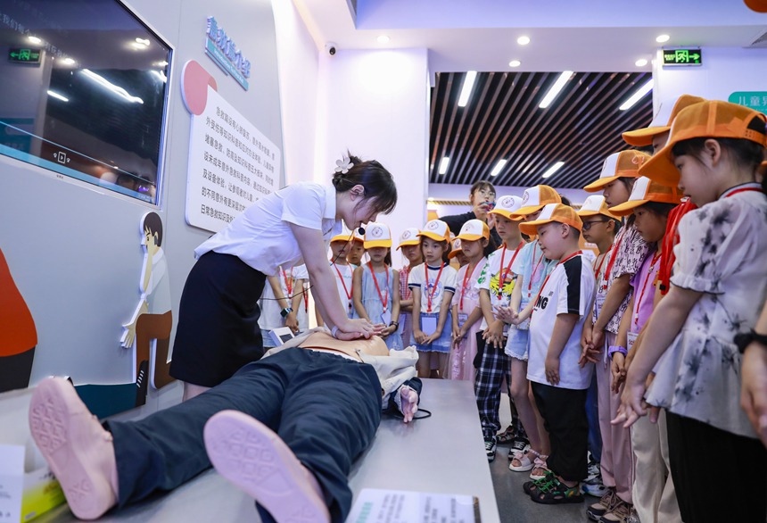 青少年學習急救知識。梁平區(qū)青少年活動中心供圖