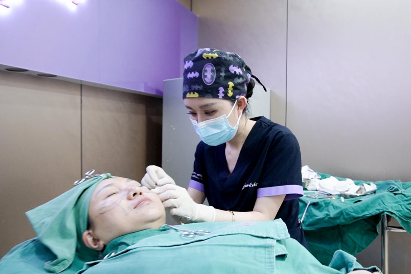 朱芯進行實操演示。重慶軍美醫(yī)療美容醫(yī)院供圖