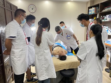 毛希剛進(jìn)行培訓(xùn)講解。重慶毛希剛診所供圖