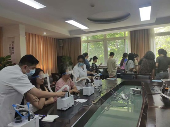 干眼熏蒸活動(dòng)現(xiàn)場。華廈渝州眼科醫(yī)院供圖