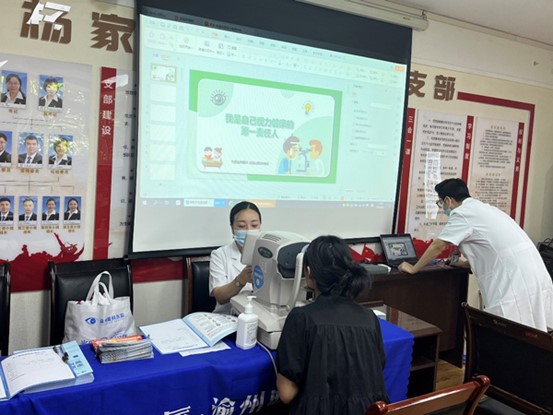 視力檢查現(xiàn)場。華廈渝州眼科醫(yī)院供圖