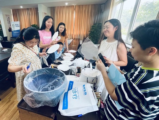 漆扇制作現(xiàn)場。華廈渝州眼科醫(yī)院供圖