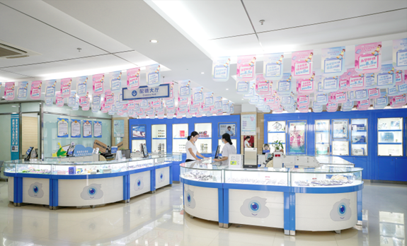 醫(yī)院配鏡中心。重慶華廈眼科醫(yī)院供圖