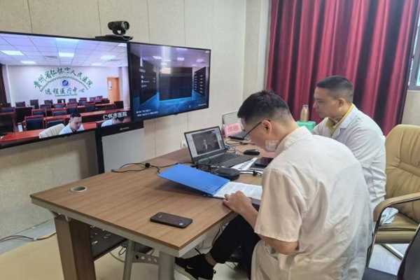 貴州仁懷市人民醫(yī)院會診現(xiàn)場。重慶醫(yī)科大學附屬第二醫(yī)院供圖