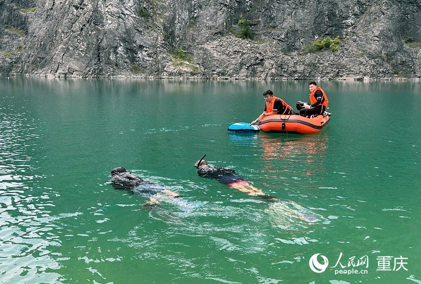 許多（右側(cè)潛水者）在銅鑼山礦山公園礦坑體驗(yàn)潛水項(xiàng)目。人民網(wǎng)記者 劉政寧攝