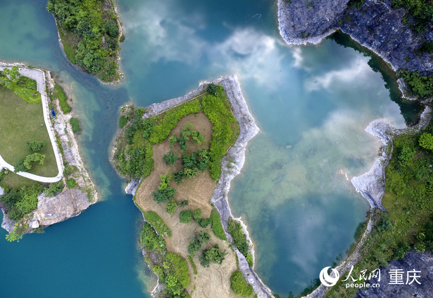 俯覽礦山公園礦坑水體（無(wú)人機(jī)拍攝）。人民網(wǎng)記者 劉祎攝