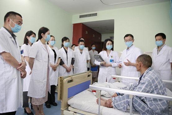 專(zhuān)家團(tuán)隊(duì)進(jìn)行教學(xué)查房。重慶愛(ài)爾眼科醫(yī)院總院供圖