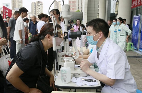 開(kāi)展眼健康義診活動(dòng)。重慶愛(ài)爾眼科醫(yī)院總院供圖