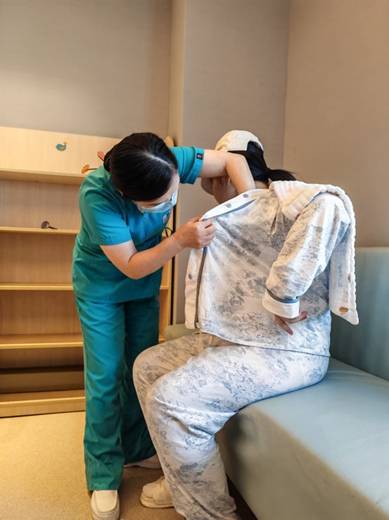 羅莉查看患者。重慶安琪兒婦產(chǎn)醫(yī)院供圖